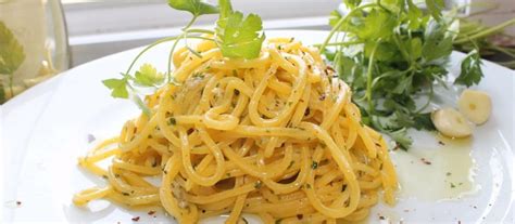 Carmelina preparerà un pasta con crema di patate, colla di alici adagiati su un pesto di pistacchi, federica da umbra doc preparerà invece gli 'umbricelli' profumati da salvia, guanciale e rosmarino insaporiti da una grattugiata di pecorino di norcia Spaghetti aglio olio e Peperoncino simple Recipe | Cooking ...