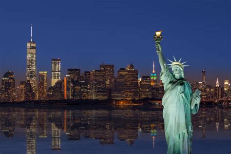 720 New York Skyline At Night With Statue Of Liberty Stock Photos