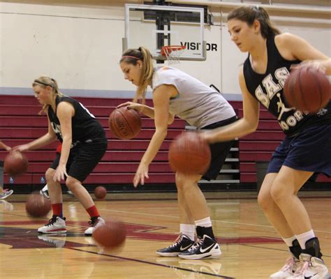 Girls Basketball Set To Overcome Low Turnout The Redwood Bark