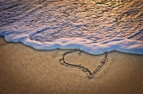 Ein Herz Auf Dem Strand Bei Sonnenuntergang Stockfoto Bild Von