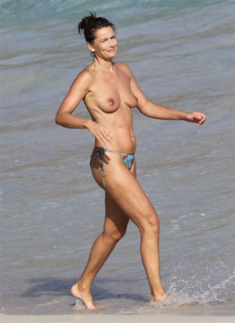 Paulina Porizkova topless képei a strandról CelebVilág Celeb Villantások Képekben