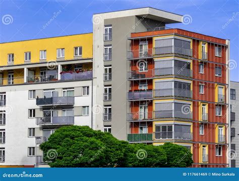 Moderne Flats Met Witte Gele En Rode Kleuren Achter Bomen Stock
