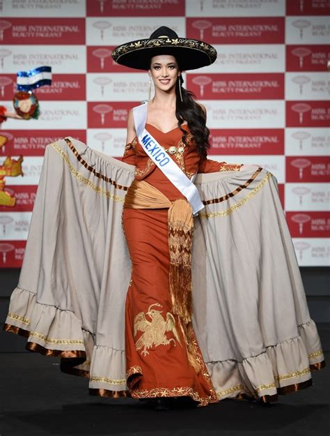 gambar foto miss mexico vianey vazquez saat sesi kostum nasional foto 2 dari 28