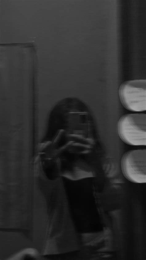 Oscuro Blurred Aesthetic Girl Mirror Shot Mirror Selfie Girl Fake Girls