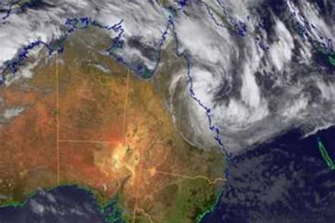 Cyclone Dylan Moves Towards Queensland Coast