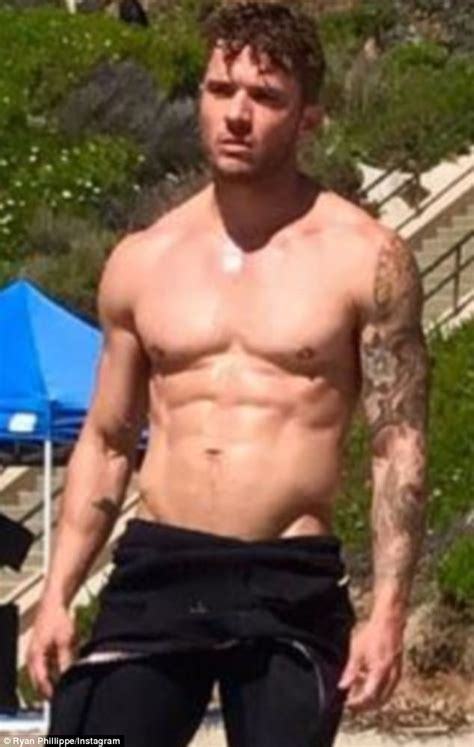 Ryan Phillippe Flaunts Toned Body Seaside As Photo Shoot Daily Mail Online