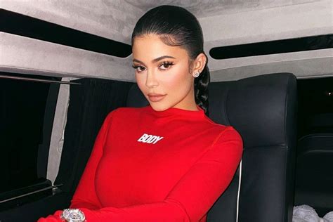 The Makeup Mogul Is One Hot Date Valentines Day Outfit Kylie Jenner Colourful Outfits