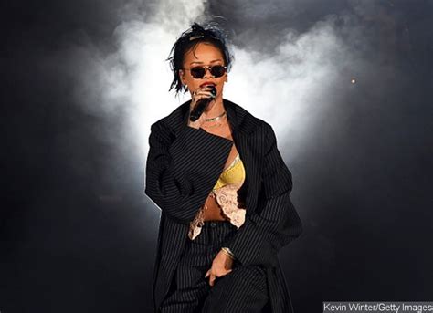 Video Rihanna Plays Surprise Set During We Can Survive Concert