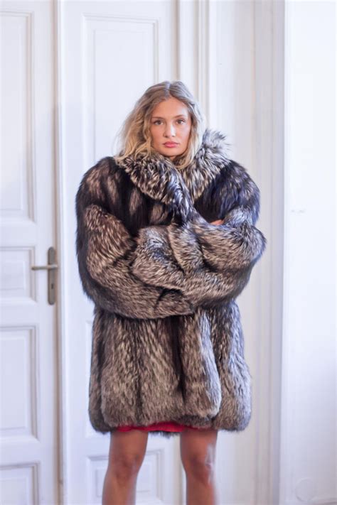 Pin By Michiel Q On Furcoat Beauties Fur Fashion Fur Coat Fur