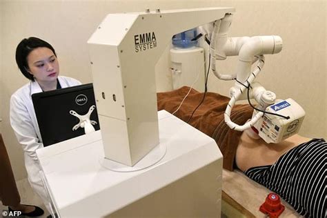 Emma The Robot Masseuse Gets To Work In Singapore Daily Mail Online