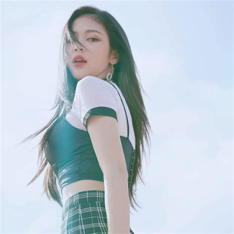Freeze currently resides on the upper west side of manhattan with her children. Liz Kim Cương Lyrics, Songs, and Albums | Genius
