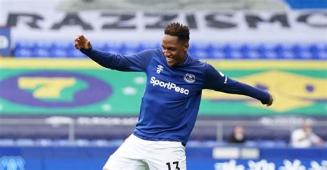 In the current season for everton yerry mina gave a total of 11 shots, of which 4 were shots on goal. Yerry Mina estuvo 128 días fuera de las canchas