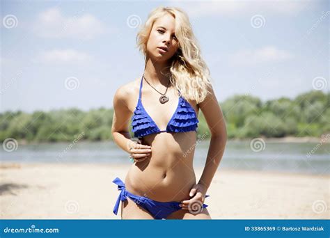 Mooie Blondevrouw In Bikini Stock Afbeelding Image Of Meisje