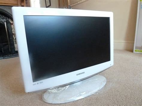 Samsung Flat Screen Tv In White Ideal For Bedroom Or Kitchen
