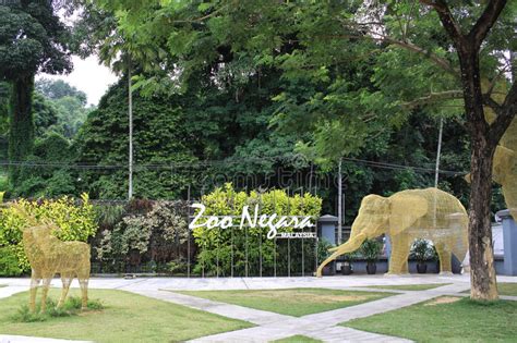 An entrance fee of zoo negara costs rm 44, i.e. 1,812 Zoo Entrance Photos - Free & Royalty-Free Stock ...
