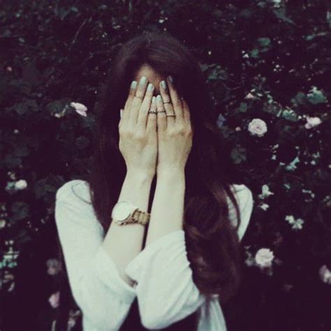 This video is about a collection of hidden face and no face photography ideas for girls.make use of your #lockdown by saving your memories by clicking a. http://www.design2talk.com/50girls-hidden-face-dps/ | Girl hiding face, Hidden face, Face aesthetic