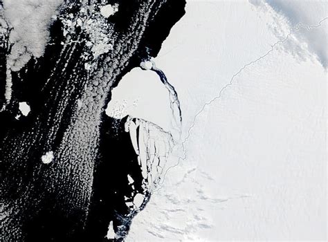 Giant Iceberg Breaks Off Near Antarctica Research Station News Al Jazeera