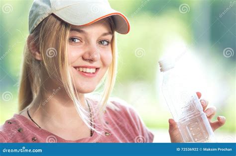 Retrato De Un Agua Potable De La Mujer Foto De Archivo Imagen De Beber Botella 72536922