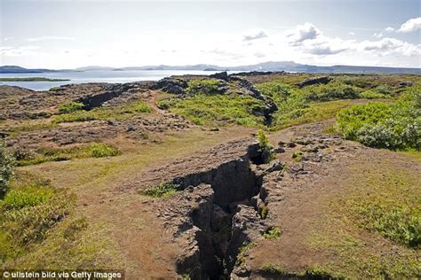 Iceland Is Being Torn Apart As Tectonic Plates Drift Daily Mail Online