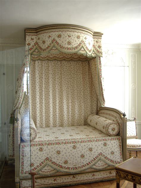 See more ideas about marie antoinette, marie antionette, 18th century fashion. Marie's bedroom in the Petit Trianon | Fresh decor
