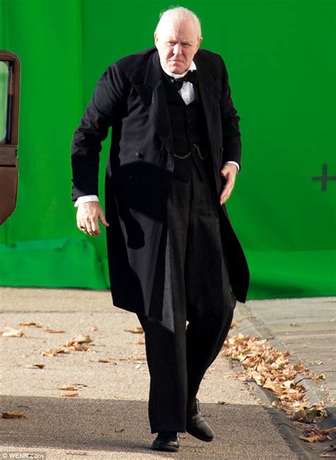 John Lithgow Transforms Into Winston Churchill On The Crown Set Daily Mail Online