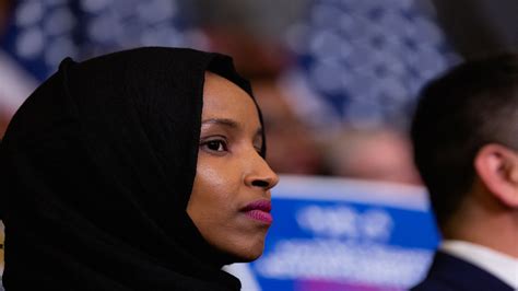 جدل بين النائبة المسلمة في الكونغرس والممثل الأمريكي الخاص لشؤون فنزويلا بعد حديث ترمب عن إمكانية التدخل. ترامب مؤجّجاً العنصرية في حملة ضدّ إلهان عمر