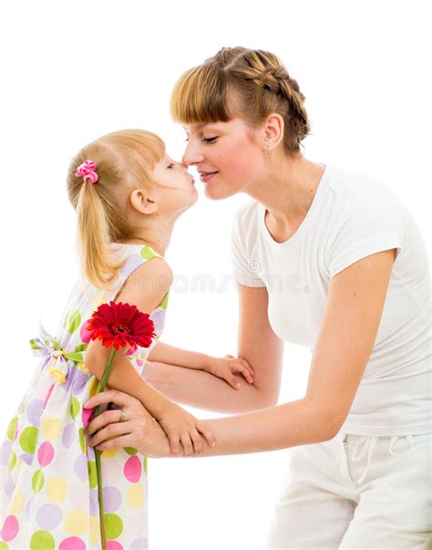 Madre Sonriente Feliz Que Abraza A La Hija Sobre El Cielo Imagen De