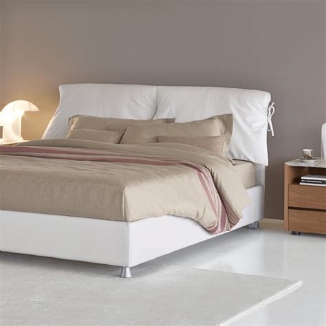 Di design moderno e metropolitano, i letti imbottiti tomasella sono personalizzabili grazie alla vasta scelta dei tessuti a campionario e coordinabili con le parure letto e i cuscini per un total look. Nathalie - Letto matrimoniale con contenitore | FLOU ...