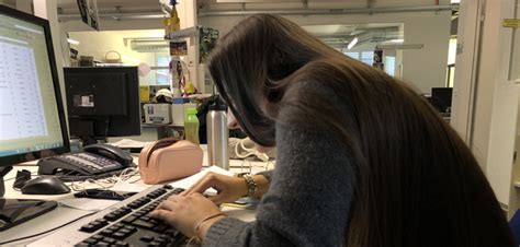 Maybe you would like to learn more about one of these? Einfache Übung gegen krumme Haltung vor dem Bildschirm ...