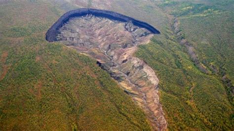 El Gigantesco Cráter De 50 Metros De Profundidad Que Apareció En