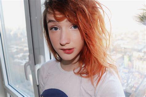 SnugglePunk Model Women Redhead Biting Lip Face Gray Eyes Indoors X Wallpaper
