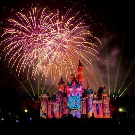 25 Photos That Prove Disneyland Fireworks Are The Most Breathtaking