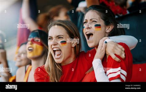Sport Football Cheering Hi Res Stock Photography And Images Alamy