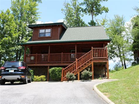 Pet friendly cabin rentals in the smoky mountains of tennessee. Two bedroom two bathroom cabin near Pigeon Forge, Pet ...