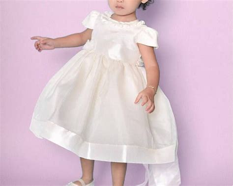 Vente en ligne de vêtements 1er âge pour fillettes de 0 à 36 mois. Robe cérémonie baptême fille ivoire ou blanc 2 à 6 ans ...
