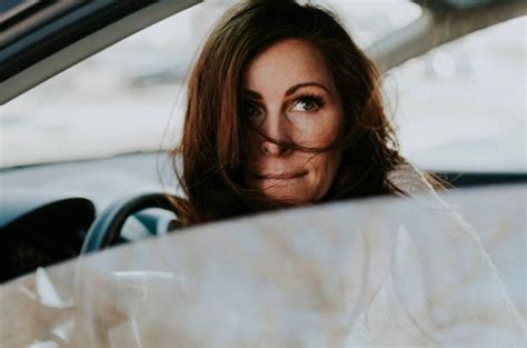 60 Principais Fotografias E Imagens De Car Woman Outside Getty Images