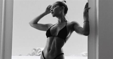 El video sensual de la novia de Bad Bunny en bikini bailando reggaetón