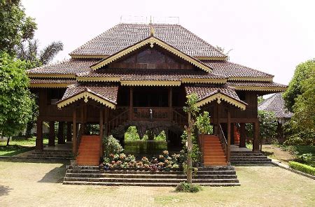 Berbentuk seperti rumah panggung, rumah ini diatur sesuai dengan kondisi alam lampung yang dialiri banyak sungai. Rumah-adat-bengkulu-bubungan-lima-surau-1234 | Pewarta Nusantara
