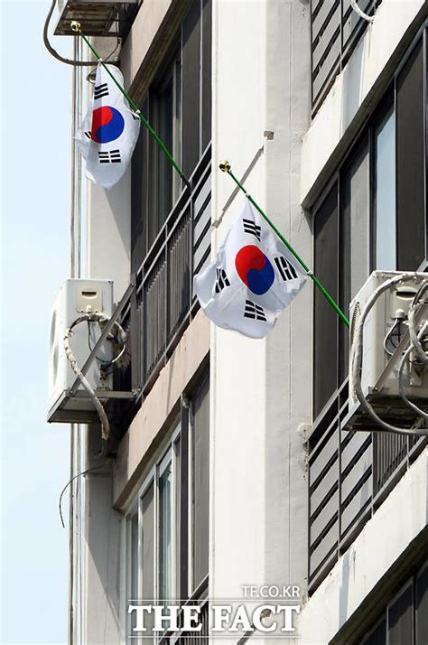 김소현은 아들 손주완군과 태극기를 그리며 찍은 사진을, 개그맨 김지민은 직접 게양한 태극기를 올리며 순국선열을 기렸다. 현충일 태극기, 조의 의미 "내려 달아야" - 사회 > 기사 - 더팩트