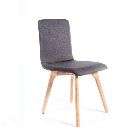 La chaise sera choisie en harmonie avec le reste de votre intérieur ! Chaise de salle à manger moderne en tissu et bois - Plaza ...