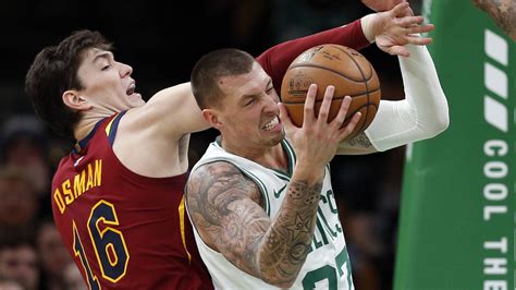 Boston Celtics Daniel Theis Feiert Gegen Cleveland Cavaliers