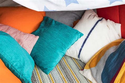 But drying feather pillows involves a critical phase as lurking dampness will reintroduce mildew, bacteria or dust mites, your mortal bedding enemies. How to Clean Pillows That Can't Be Washed | Memory Foam Talk