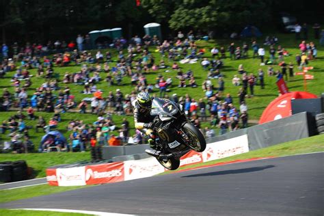 bsb cadwell park glenn irwin tastes victory in his 200th race mcn