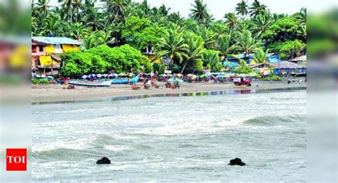 Woman Enters Juhu Sea With Baby Tied To Her Waist Infant Drowns