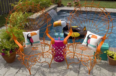 A fantastically feathery look made out of metal. Vintage metal peacock chair update | Chica and Jo