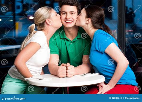 Zwei Mädchen Die Hübschen Jungen Küssen Stockfotos Bild 32848613