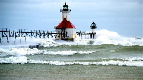 Online Crop Sea Waves Splashes To Black And Red Lighthouse Hd