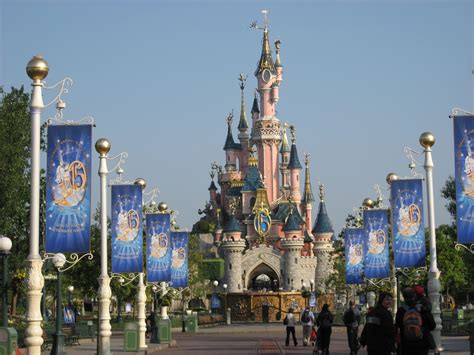 Disneyland parijs reizen, tickets, aanbiedingen, tips en video's. Disneyland Parijs 20 jaar aanbiedingen