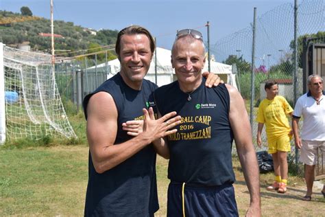 May 23, 2021 · iako je to bila još jedna jako turbulentna sezona, za hajduk je ipak završila relativno uspješno plasmanom u europu, dok paolo tramezzani može biti prezadovoljan svojom polusezonom i bodovnim učinkom. Calcio. Paolo Tramezzani campione di Cipro con l'APOEL ...