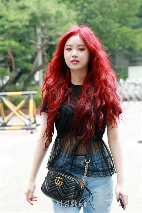 Seo su jin (서수진) position: (여자)아이들 수진, '예쁜 마녀 비주얼' (열린음악회 출근길)